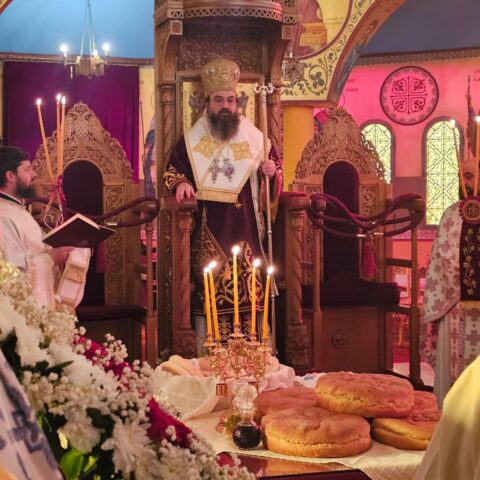 E kremtja e Shën Anastas Persit në katedralen e Korçës. Përshpirtje për Kryepiskopin e ndjerë Anastasin i cili festonte emrin në këtë ditë.  Feston emrin Hirësia e Tij Mitropoliti + Anastasit.